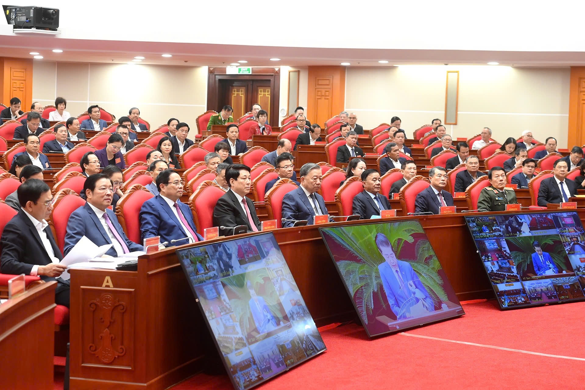 Các đồng chí lãnh đạo Đảng, Nhà nước tham dự Hội nghị - Ảnh: VGP/Nhật Bắc Các đồng chí lãnh đạo Đảng, Nhà nước tham dự Hội nghị - Ảnh: VGP/Nhật Bắc