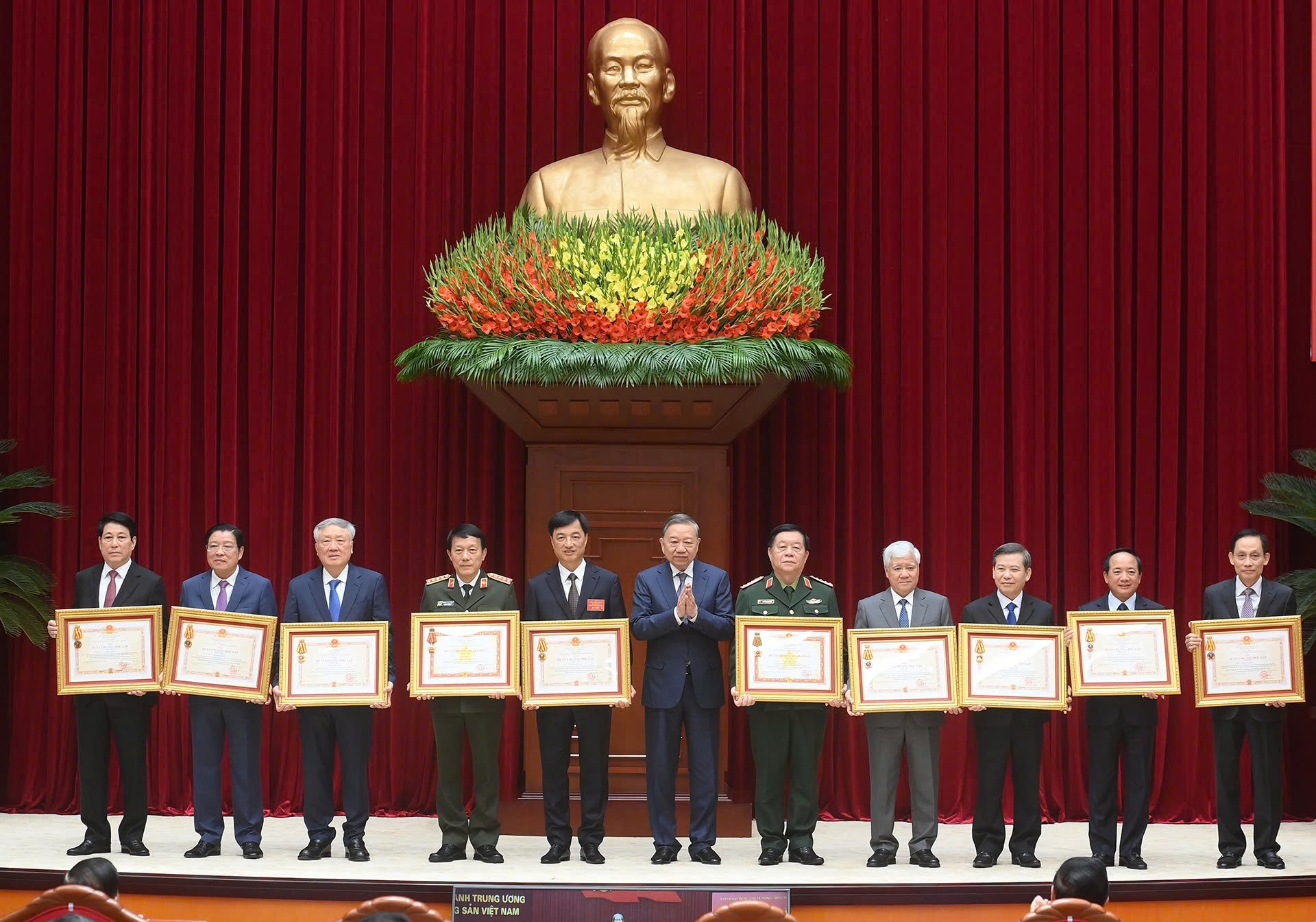 Tổng Bí thư trao tặng Huân chương Độc lập hạng Nhất, Nhì, Ba; Huân chương Quân công hạng Nhì, Ba cho các lãnh đạo Đảng, Nhà nước, nguyên thành viên Ban Chỉ đạo Trung ương về phòng, chống tham nhũng, lãng phí, tiêu cực. - Ảnh: VGP/Nhật Bắc Tổng Bí thư trao tặng Huân chương Độc lập hạng Nhất, Nhì, Ba; Huân chương Quân công hạng Nhì, Ba cho các lãnh đạo Đảng, Nhà nước, nguyên thành viên Ban Chỉ đạo Trung ương về phòng, chống tham nhũng, lãng phí, tiêu cực. - Ảnh: VGP/Nhật Bắc