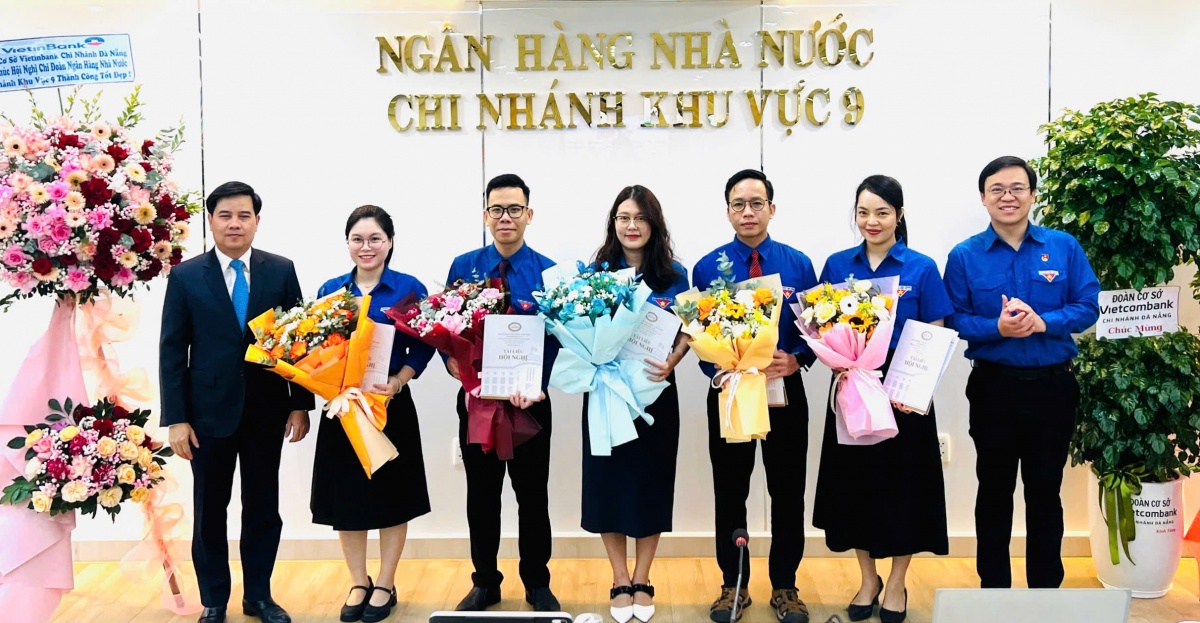 (Đại diện Đảng ủy, Ban Giám đốc NHNN Chi nhánh Khu vực 9 và Ban Thường vụ  Đoàn Thanh niên UBND TP Đà Nẵng trao quyết định cho Ban Chấp hành Chi đoàn)
