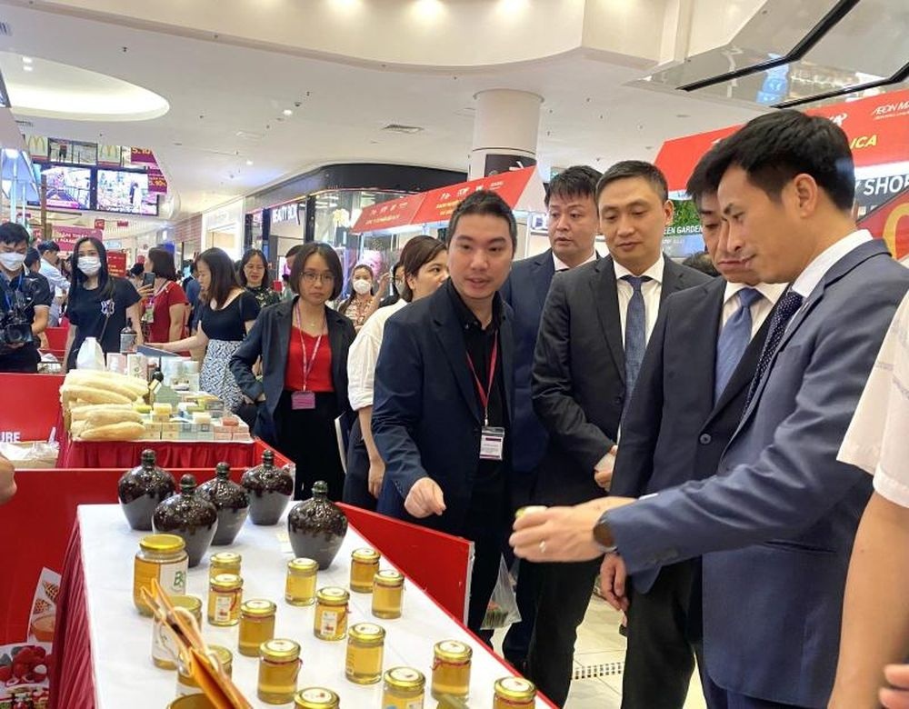 TP. Hà Nội sẽ triển khai loạt giải pháp hỗ trợ doanh nghiệp tham gia mạng phân phối nước ngoài. TP. Hà Nội sẽ triển khai loạt giải pháp hỗ trợ doanh nghiệp tham gia mạng phân phối nước ngoài.