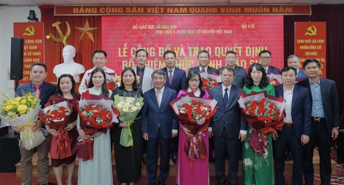 Lãnh đạo Học viện Y - Dược họ cổ truyền Việt Nam chúc mừng các tân phó giáo sư Lãnh đạo Học viện Y - Dược họ cổ truyền Việt Nam chúc mừng các tân phó giáo sư