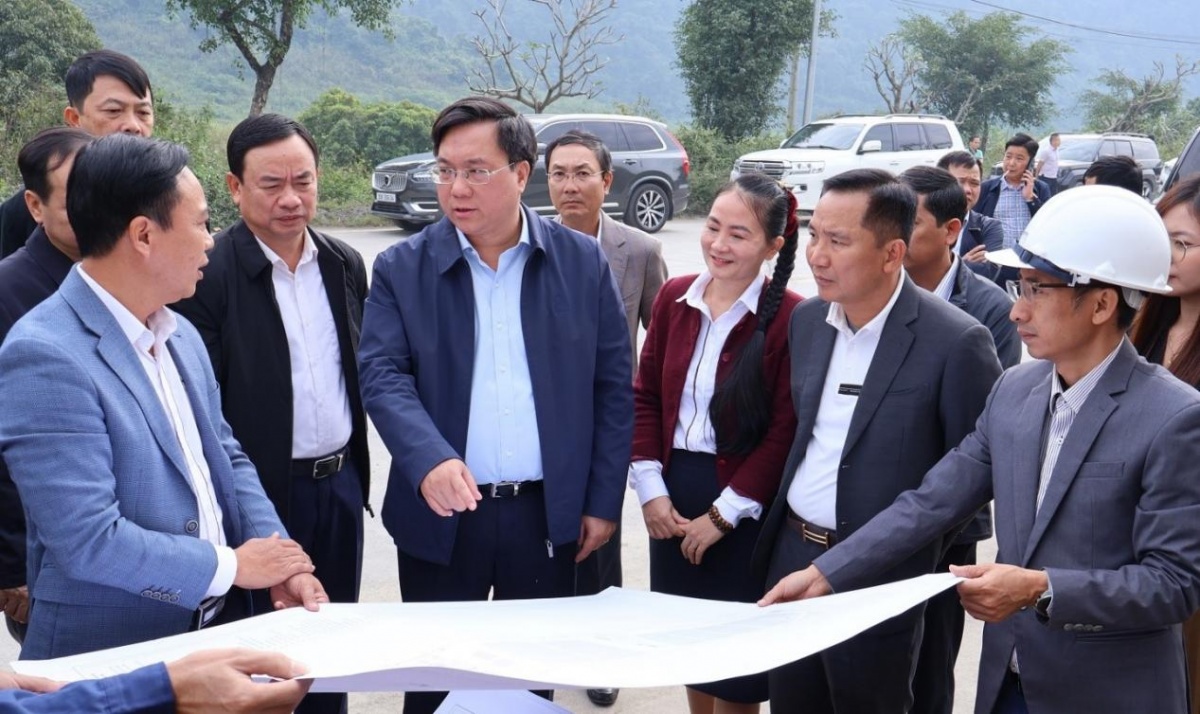 Chủ tịch UBND tỉnh Trần Duy Đông kiểm tra tiến độ các dự án đầu tư trong tỉnh. Ảnh Lê Thuý. Chủ tịch UBND tỉnh Trần Duy Đông kiểm tra tiến độ các dự án đầu tư trong tỉnh. Ảnh Lê Thuý.