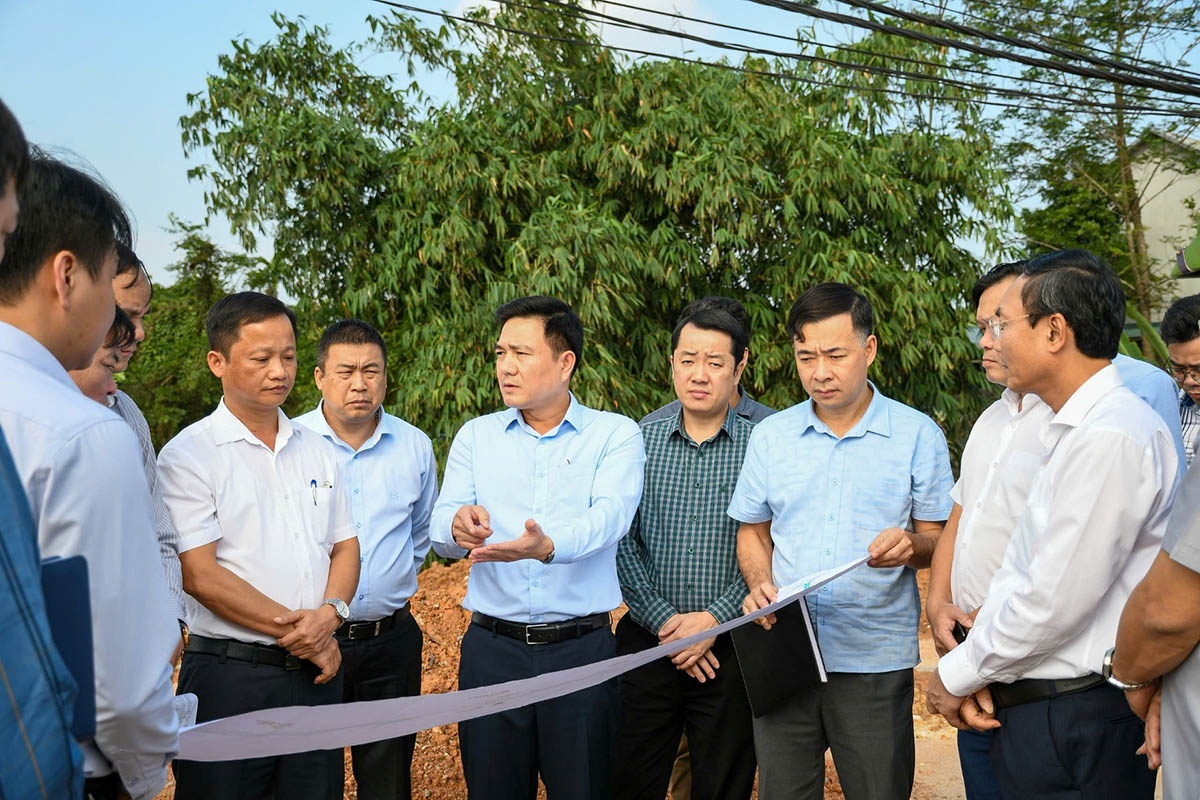 Phó Chủ tịch UBND tỉnh Phú Thọ - Vũ Việt Văn kiểm tra thực tế tiến độ thực hiện các dự án giao thông trọng điểm.. Ảnh Phùng Hải Phó Chủ tịch UBND tỉnh Phú Thọ - Vũ Việt Văn kiểm tra thực tế tiến độ thực hiện các dự án giao thông trọng điểm.. Ảnh Phùng Hải