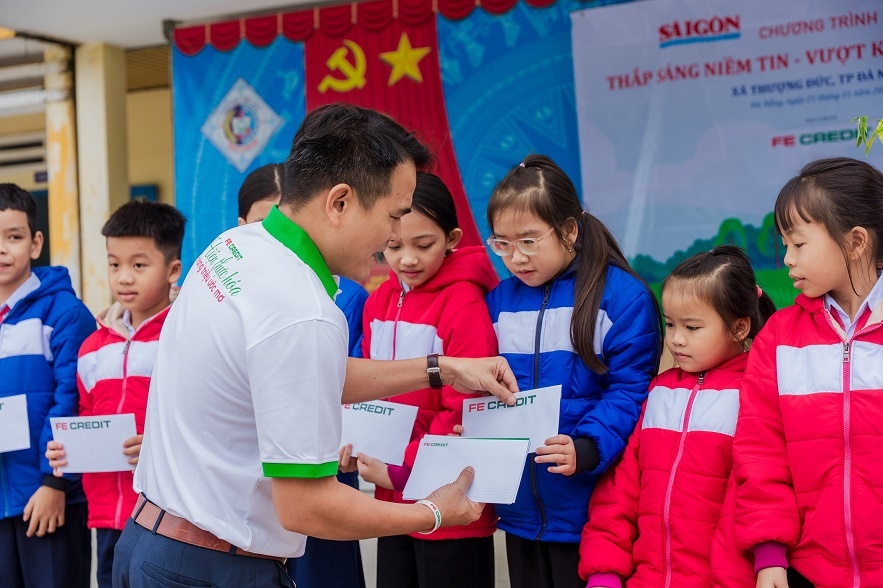 FE CREDIT triển khai gói giảm lãi suất hỗ trợ người dân vùng lũ phục hồi sinh kế FE CREDIT triển khai gói giảm lãi suất hỗ trợ người dân vùng lũ phục hồi sinh kế