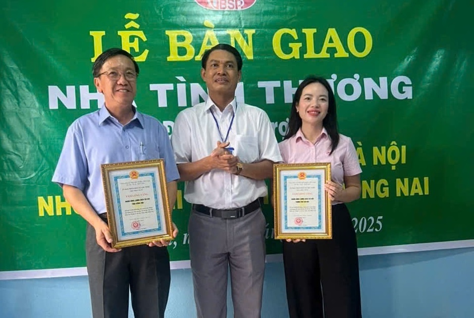 Lãnh đạo UBND xã Lộc Ninh trao bảng “Tấm lòng vàng” thể hiện sự cám ơn các đơn vị. Lãnh đạo UBND xã Lộc Ninh trao bảng “Tấm lòng vàng” thể hiện sự cám ơn các đơn vị.