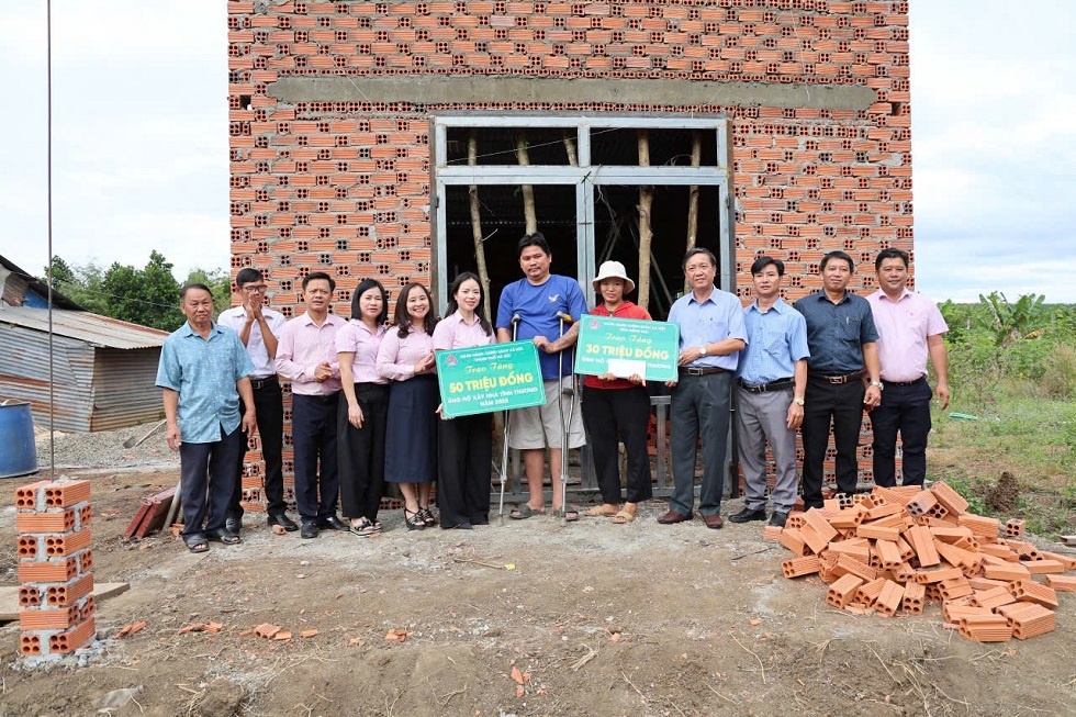 Bà Ngô Thuý Hằng - Chủ tịch CĐCS, Phó Giám đốc Chi nhánh NHCSXH thành phố Hà Nội, ông Trương Thanh Dũng - Phó giám đốc Chi nhánh NHCSXH tỉnh Đồng Nai trao tiền hỗ trợ xây nhà cho gia đình ông Phùng Văn Báo Bà Ngô Thuý Hằng - Chủ tịch CĐCS, Phó Giám đốc Chi nhánh NHCSXH thành phố Hà Nội, ông Trương Thanh Dũng - Phó giám đốc Chi nhánh NHCSXH tỉnh Đồng Nai trao tiền hỗ trợ xây nhà cho gia đình ông Phùng Văn Báo