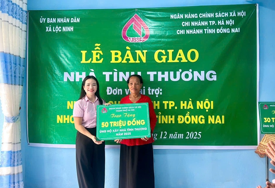 Bà Ngô Thuý Hằng - Chủ tịch CĐCS NHCSXH thành phố Hà Nội trao tiền hỗ trợ xây nhà cho gia đình bà Thị Mai, thôn Lộc Thuận 9, xã Lộc Ninh Bà Ngô Thuý Hằng - Chủ tịch CĐCS NHCSXH thành phố Hà Nội trao tiền hỗ trợ xây nhà cho gia đình bà Thị Mai, thôn Lộc Thuận 9, xã Lộc Ninh