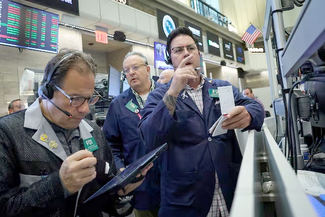 Phố Wall kết thúc thấp hơn; nỗi lo về bong bóng AI và lạm phát khiến các nhà đầu tư rời bỏ Phố Wall kết thúc thấp hơn; nỗi lo về bong bóng AI và lạm phát khiến các nhà đầu tư rời bỏ