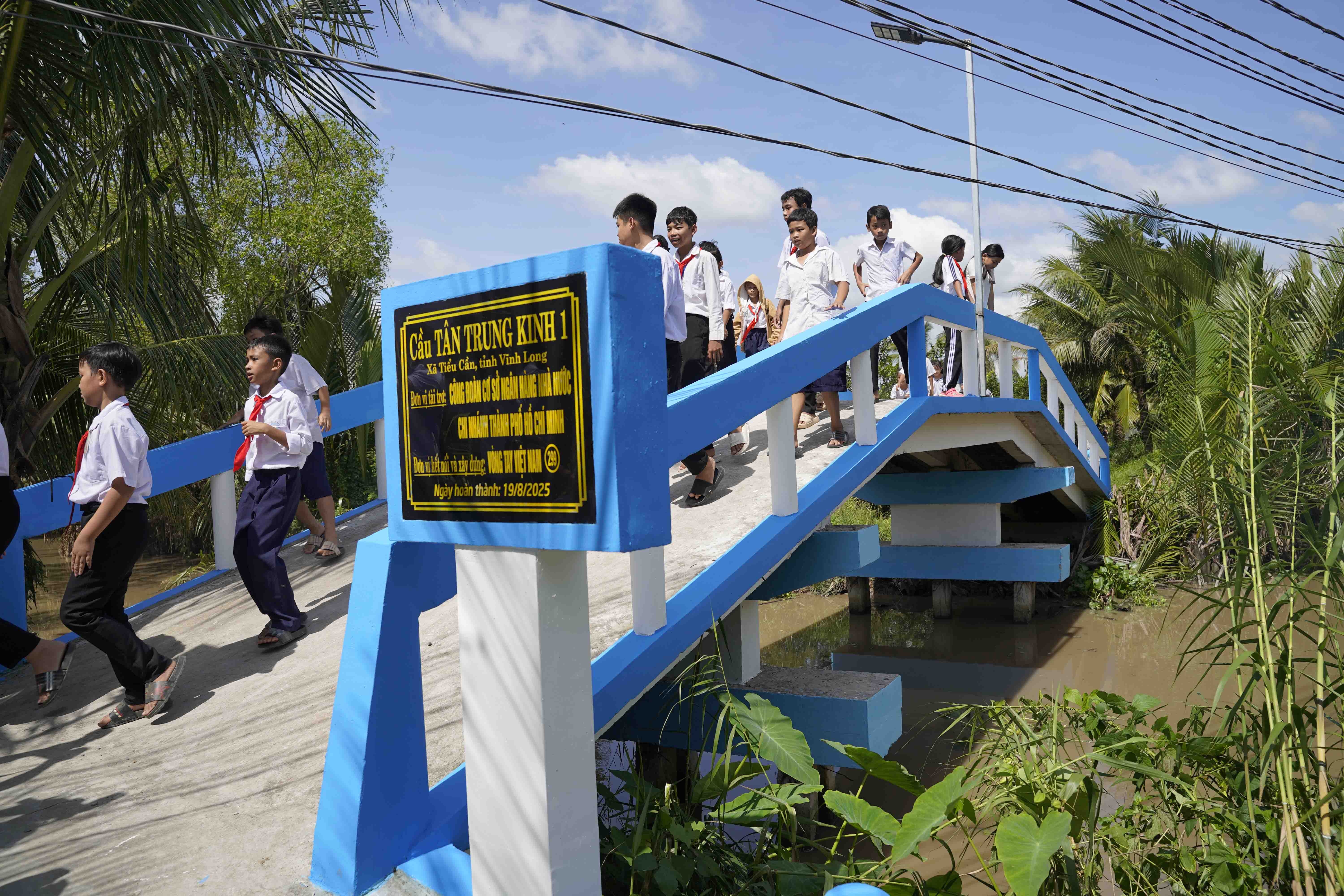 Cây cầu nối liền hai xã Tiểu Cần và xã Tân An thuộc tỉnh Trà Vinh Cây cầu nối liền hai xã Tiểu Cần và xã Tân An thuộc tỉnh Trà Vinh
