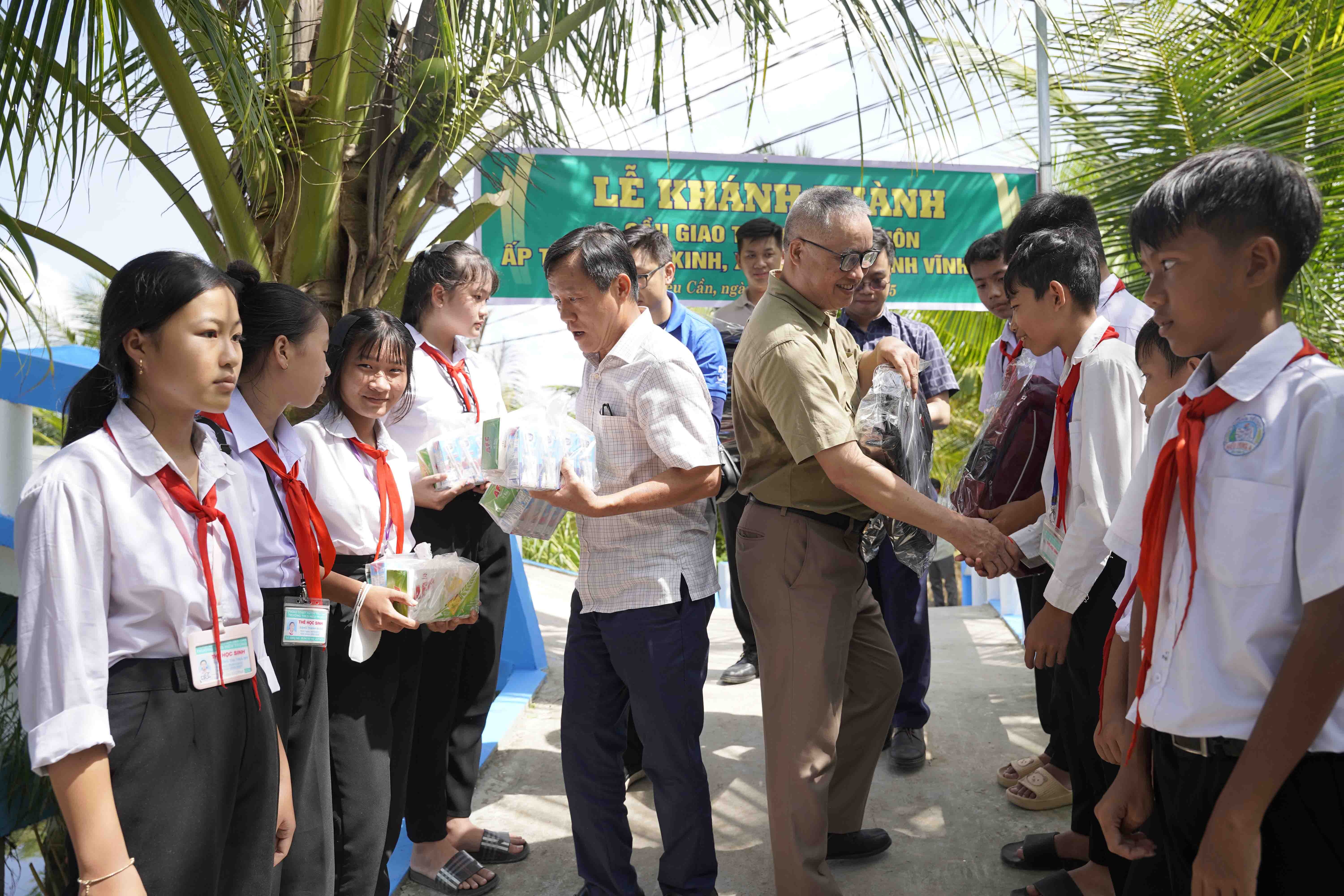Đại diện NHNN Khu vực 2 trao quà tặng nhiều phần quà cho học sinh 3 trường tiểu học và trung học cơ sở địa phương nhân ngày khánh thành cầu Tân Trung Kinh Đại diện NHNN Khu vực 2 trao quà tặng nhiều phần quà cho học sinh 3 trường tiểu học và trung học cơ sở địa phương nhân ngày khánh thành cầu Tân Trung Kinh