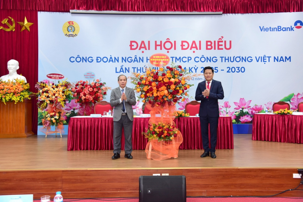 Ông Đoàn Thái Sơn - Phó Thống đốc Thường trực NHNN tặng hoa chúc mừng Đại hội Công đoàn VietinBank nhiệm kỳ 2025-2030 Ông Đoàn Thái Sơn - Phó Thống đốc Thường trực NHNN tặng hoa chúc mừng Đại hội Công đoàn VietinBank nhiệm kỳ 2025-2030