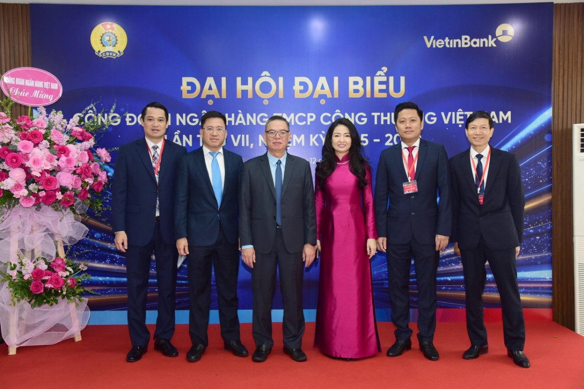 Bà Nguyễn Khánh Chi - Phó Chủ tịch thường trực Công đoàn NHVN chụp ảnh lưu niệm với đại biểu dự Đại hội Bà Nguyễn Khánh Chi - Phó Chủ tịch thường trực Công đoàn NHVN chụp ảnh lưu niệm với đại biểu dự Đại hội