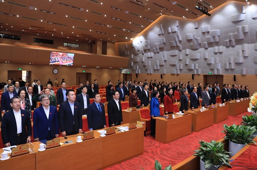 Các đại biểu thực hiện nghi thức chào cờ. Các đại biểu thực hiện nghi thức chào cờ.
