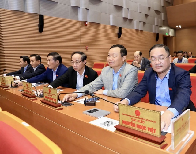 Đại biểu HĐND TP. Hà Nội bấm nút thông qua Nghị quyết về chủ trương đầu tư Dự án xây dựng Khu đô thị thể thao Olympic