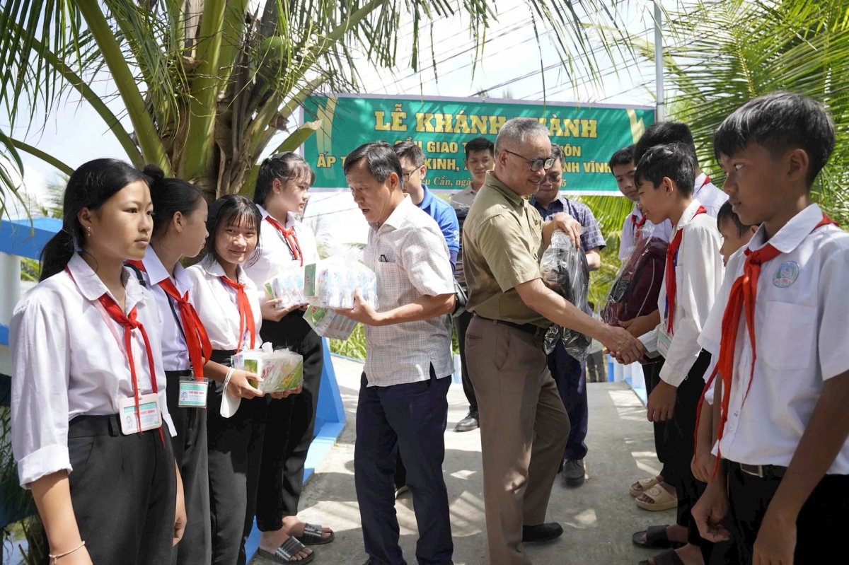 Những cây cầu nghĩa tình tại làng quê miền Tây: Giá trị nhỏ, ý nghĩa lớn Những cây cầu nghĩa tình tại làng quê miền Tây: Giá trị nhỏ, ý nghĩa lớn