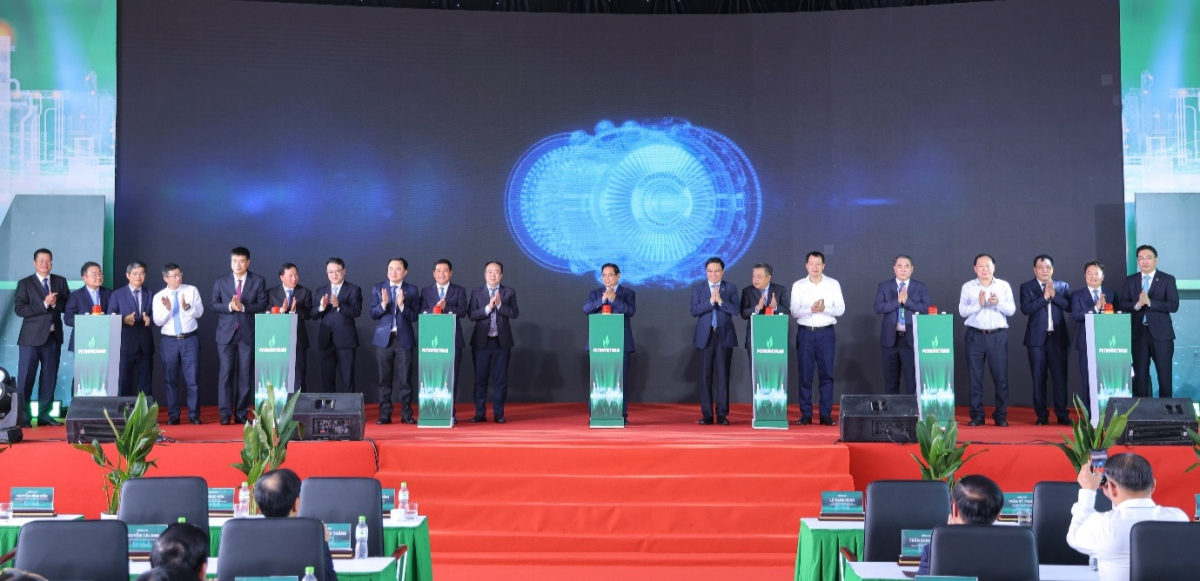 Thủ tướng Phạm Minh Chính và các đại biểu thực hiện nghi thức bấm nút khánh thành Dự án Thủ tướng Phạm Minh Chính và các đại biểu thực hiện nghi thức bấm nút khánh thành Dự án