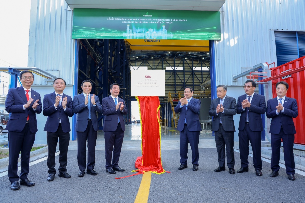 Thủ tướng Phạm Minh Chính cùng lãnh đạo Đảng, Nhà nước, Petrovietnam, PV Power thực hiện nghi thức gắn biển công trình chào mừng Đại hội Đảng toàn quốc lần thứ XIV Thủ tướng Phạm Minh Chính cùng lãnh đạo Đảng, Nhà nước, Petrovietnam, PV Power thực hiện nghi thức gắn biển công trình chào mừng Đại hội Đảng toàn quốc lần thứ XIV