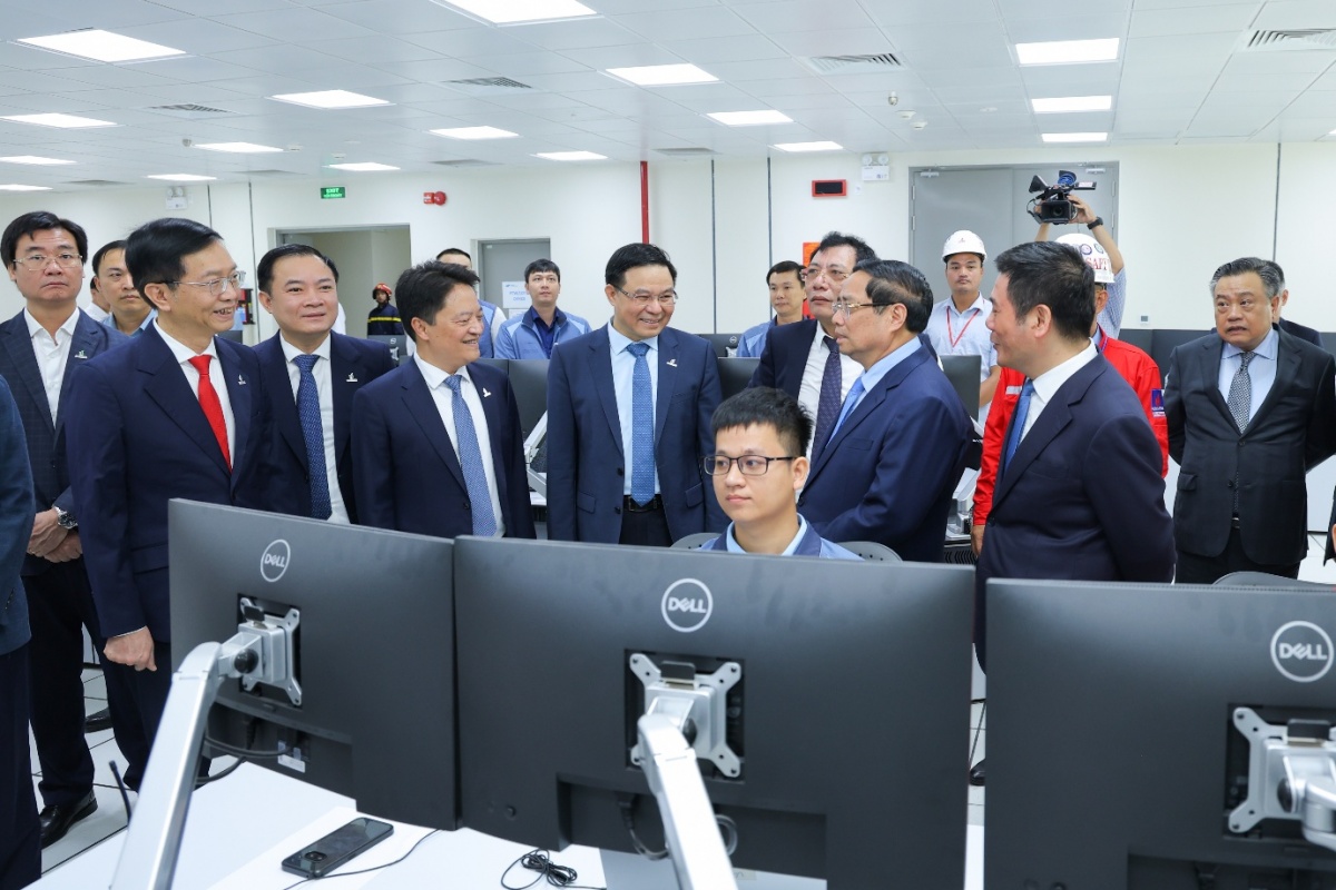 Thủ tướng Phạm Minh Chính cùng các đại biểu tham quan phòng điều khiển trung tâm Nhà máy điện Nhơn Trạch 3 và Nhơn Trạch 4 Thủ tướng Phạm Minh Chính cùng các đại biểu tham quan phòng điều khiển trung tâm Nhà máy điện Nhơn Trạch 3 và Nhơn Trạch 4