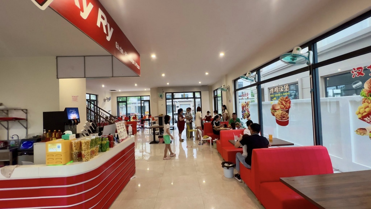 Nhà hàng Gà rán Ryry của chị Ánh Viên tại Asia Vibe có doanh thu thường xuyên đạt 150-200 triệu đồng/tháng Nhà hàng Gà rán Ryry của chị Ánh Viên tại Asia Vibe có doanh thu thường xuyên đạt 150-200 triệu đồng/tháng