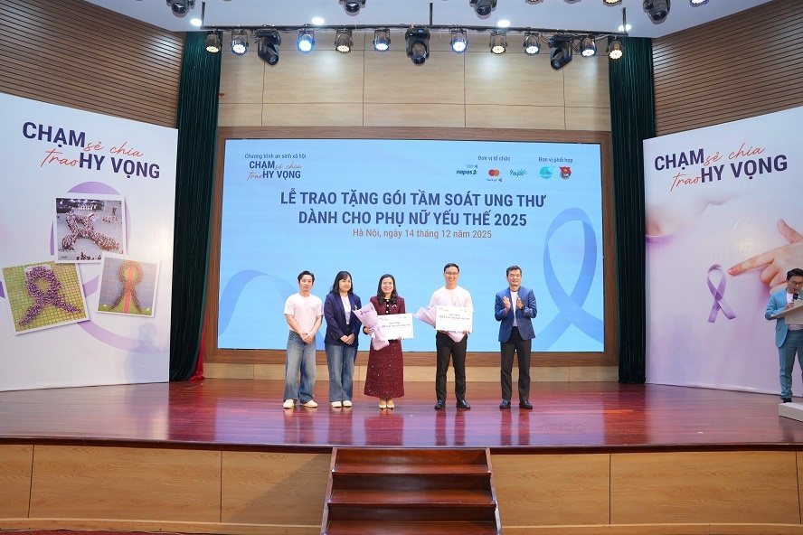 Cham se chia Trao hy vong trao suat tam soat ung thu cho phu nu yeu the Cham se chia Trao hy vong trao suat tam soat ung thu cho phu nu yeu the