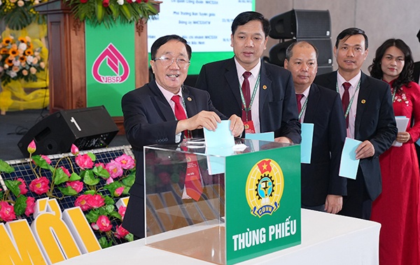 Xây dựng tổ chức Công đoàn vững mạnh, đồng hành cùng chuyên môn thực hiện thắng lợi nhiệm vụ trong giai đoạn mới Xây dựng tổ chức Công đoàn vững mạnh, đồng hành cùng chuyên môn thực hiện thắng lợi nhiệm vụ trong giai đoạn mới