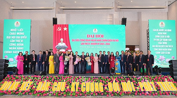 Xây dựng tổ chức Công đoàn vững mạnh, đồng hành cùng chuyên môn thực hiện thắng lợi nhiệm vụ trong giai đoạn mới Xây dựng tổ chức Công đoàn vững mạnh, đồng hành cùng chuyên môn thực hiện thắng lợi nhiệm vụ trong giai đoạn mới