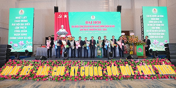 Xây dựng tổ chức Công đoàn vững mạnh, đồng hành cùng chuyên môn thực hiện thắng lợi nhiệm vụ trong giai đoạn mới Xây dựng tổ chức Công đoàn vững mạnh, đồng hành cùng chuyên môn thực hiện thắng lợi nhiệm vụ trong giai đoạn mới