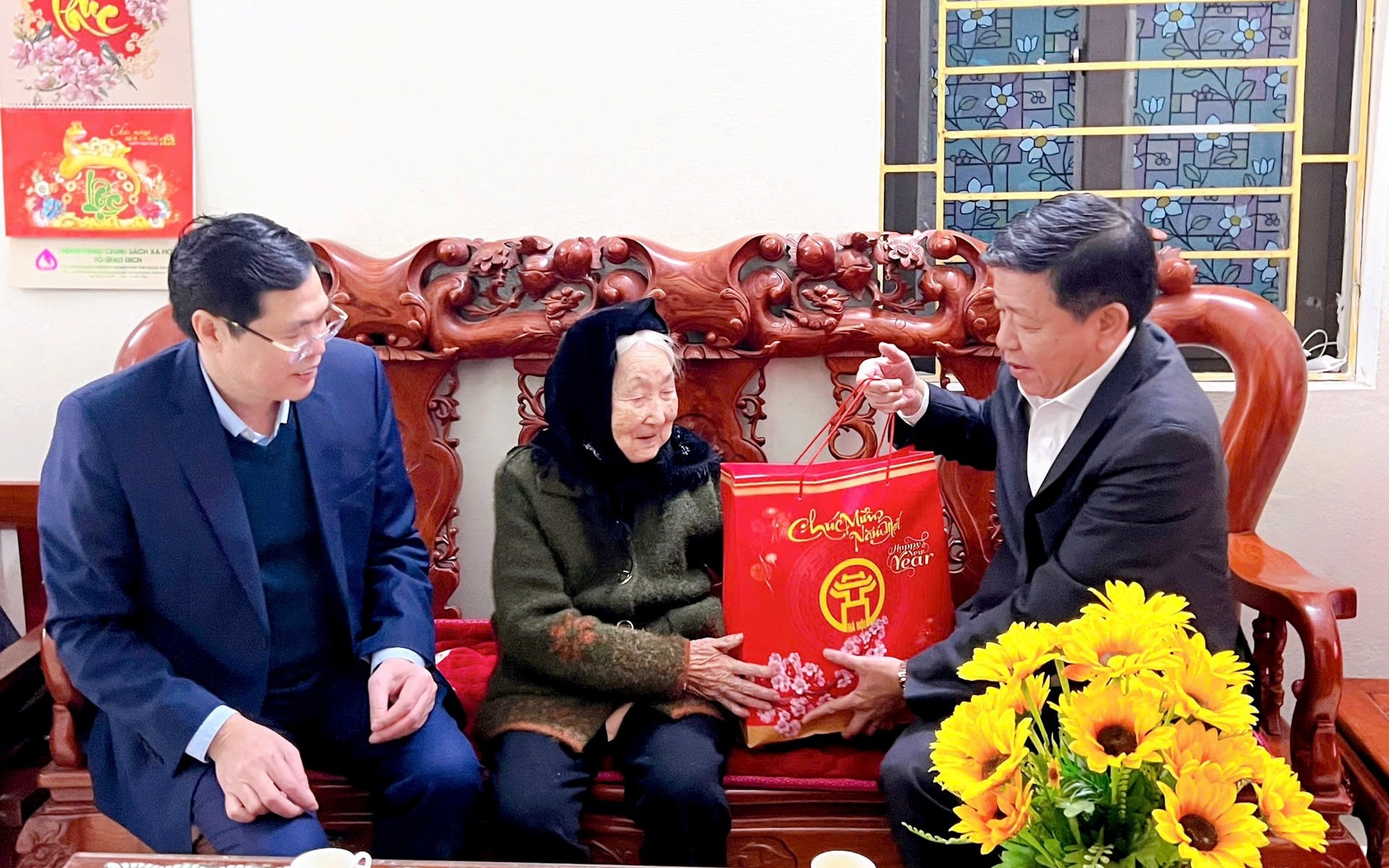 Thành phố dự kiến tặng quà (bằng tiền mặt) 2.000.000 đồng/người cho Bà mẹ Việt Nam anh hùng; anh hùng lực lượng vũ trang nhân dân, anh hùng lao động trong thời kỳ kháng chiến; thương binh, thương binh loại B... Ảnh: UBND TP Hà Nội. Thành phố dự kiến tặng quà (bằng tiền mặt) 2.000.000 đồng/người cho Bà mẹ Việt Nam anh hùng; anh hùng lực lượng vũ trang nhân dân, anh hùng lao động trong thời kỳ kháng chiến; thương binh, thương binh loại B... Ảnh: UBND TP Hà Nội.