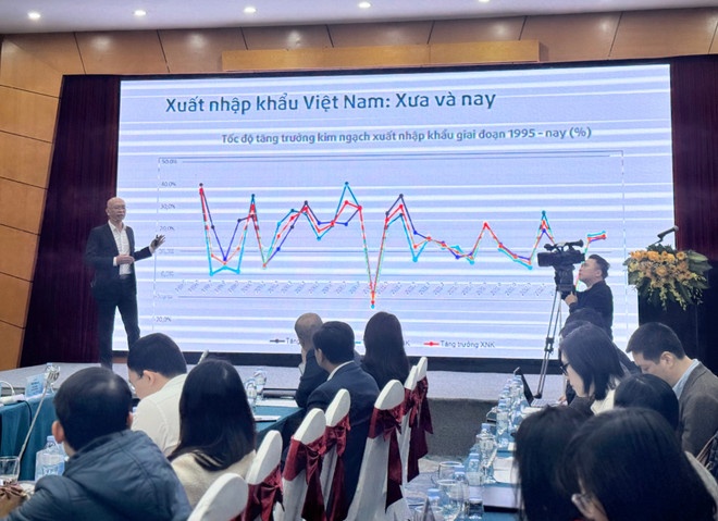 Theo ông Trần Thanh Hải, trọng tâm của giai đoạn tới phải là đổi mới sản xuất, nâng cao giá trị gia tăng, tăng hàm lượng công nghệ và tỷ lệ nội địa hóa trong sản phẩm xuất khẩu Theo ông Trần Thanh Hải, trọng tâm của giai đoạn tới phải là đổi mới sản xuất, nâng cao giá trị gia tăng, tăng hàm lượng công nghệ và tỷ lệ nội địa hóa trong sản phẩm xuất khẩu