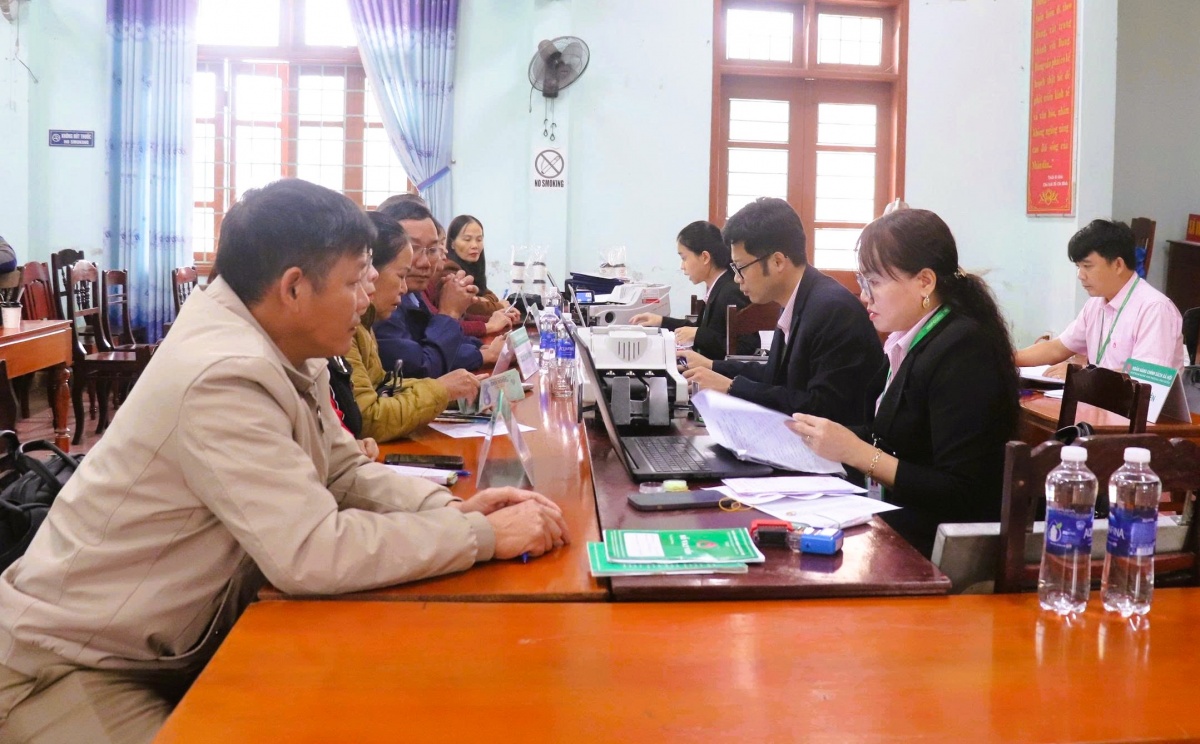 Người dân đang thực hiện giao dịch tại điểm giao dịch Vĩnh Thủy, tỉnh Quảng Trị Người dân đang thực hiện giao dịch tại điểm giao dịch Vĩnh Thủy, tỉnh Quảng Trị