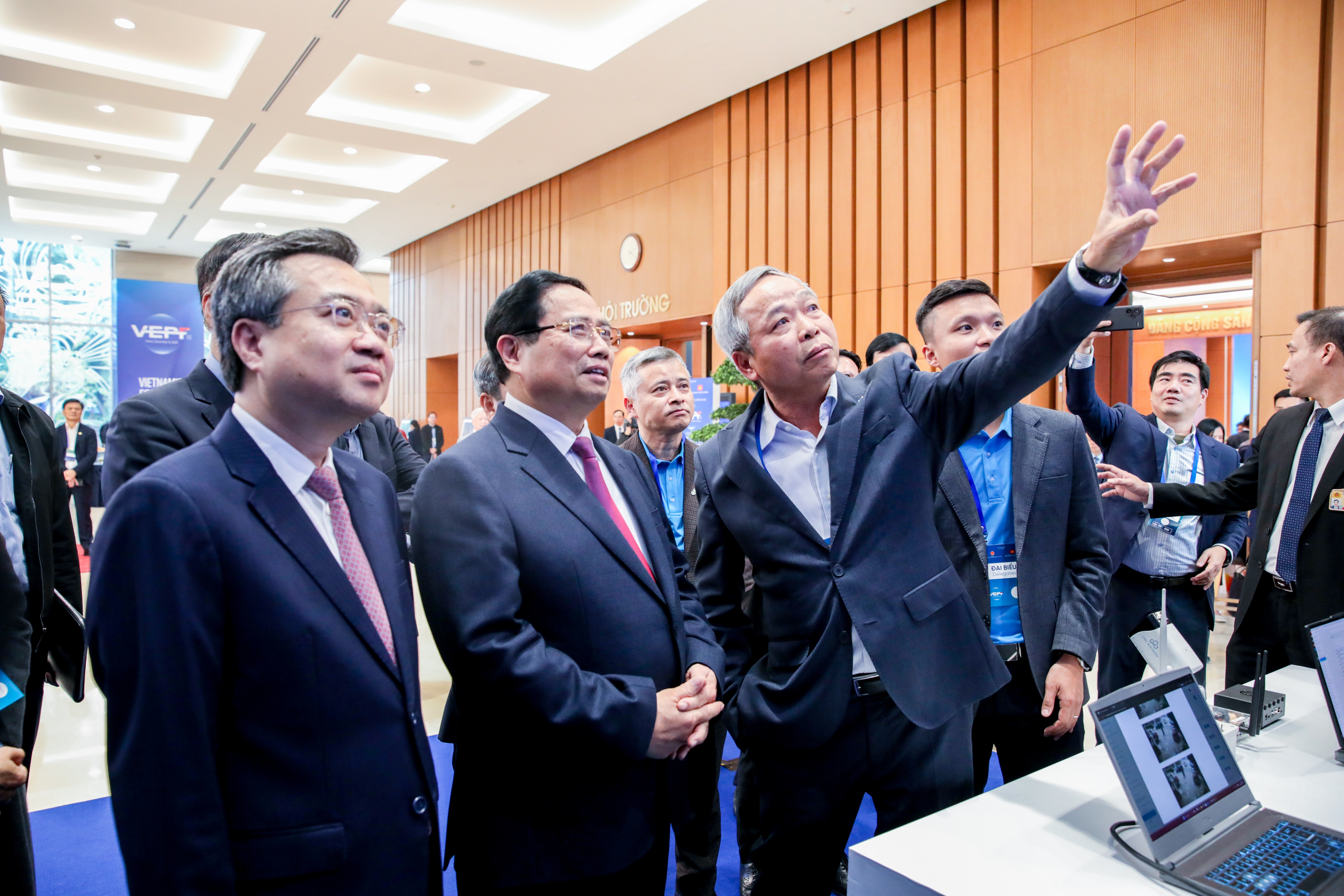 Chủ tịch CMC giới thiệu giải pháp AI Camera của CMC với Thủ tướng Chính phủ Phạm Minh Chính tại triển lãm bên lề Diễn đàn Kinh tế Việt Nam 2025 Chủ tịch CMC giới thiệu giải pháp AI Camera của CMC với Thủ tướng Chính phủ Phạm Minh Chính tại triển lãm bên lề Diễn đàn Kinh tế Việt Nam 2025