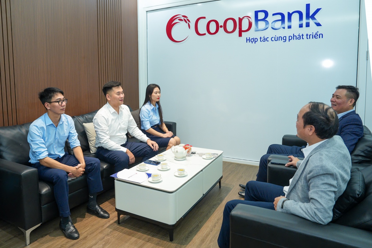 Ông Bùi Đình Thành - Quyền giám đốc Co-opBank chi nhánh Hà Nam(giữa bên trái) đang trao đổi với khách hàng vay vốn
