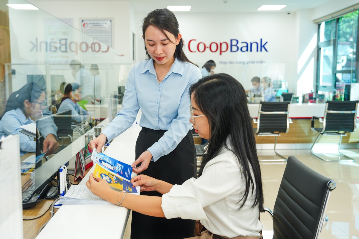 Cán bộ phòng giao dịch Bắc Ninh giới thiệu các sản phẩn dịch vụ cho khách hàng