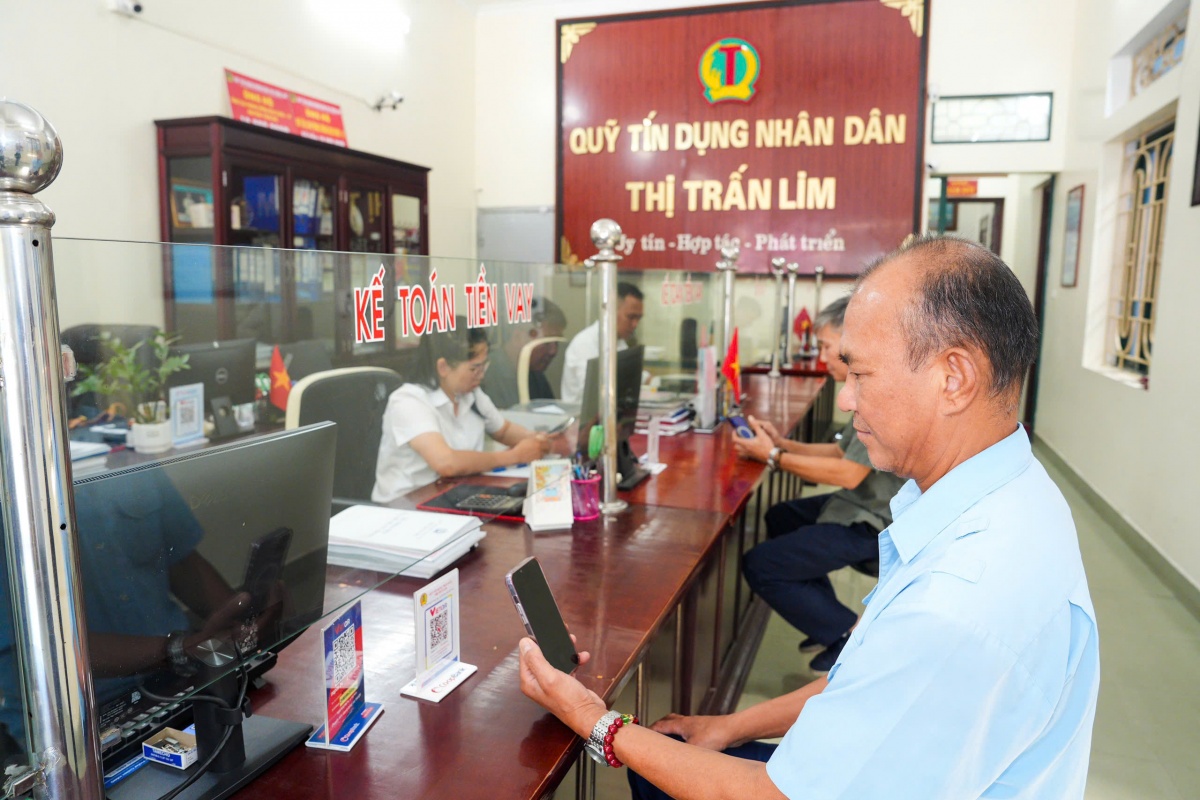 Khách hàng đang sử dụng sản phẩm số của NH Coopbank tại quỹ tín dụng thị trấn Lim