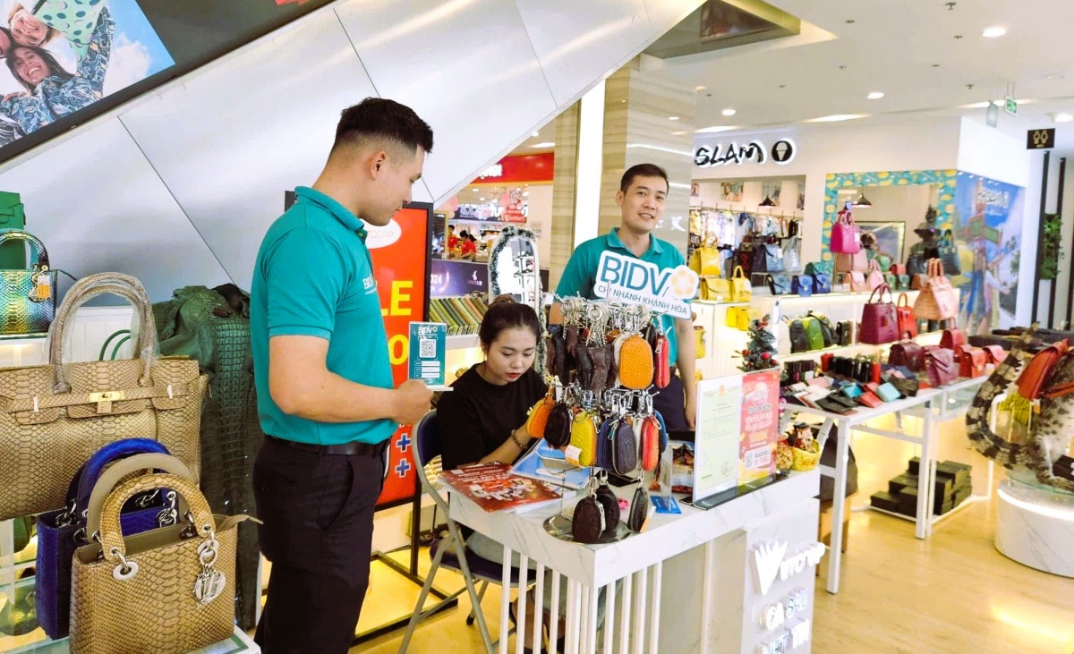 Ngành Ngân hàng Khánh Hòa “đầu tàu” thúc đẩy thanh toán không dùng tiền mặt ở địa phương.