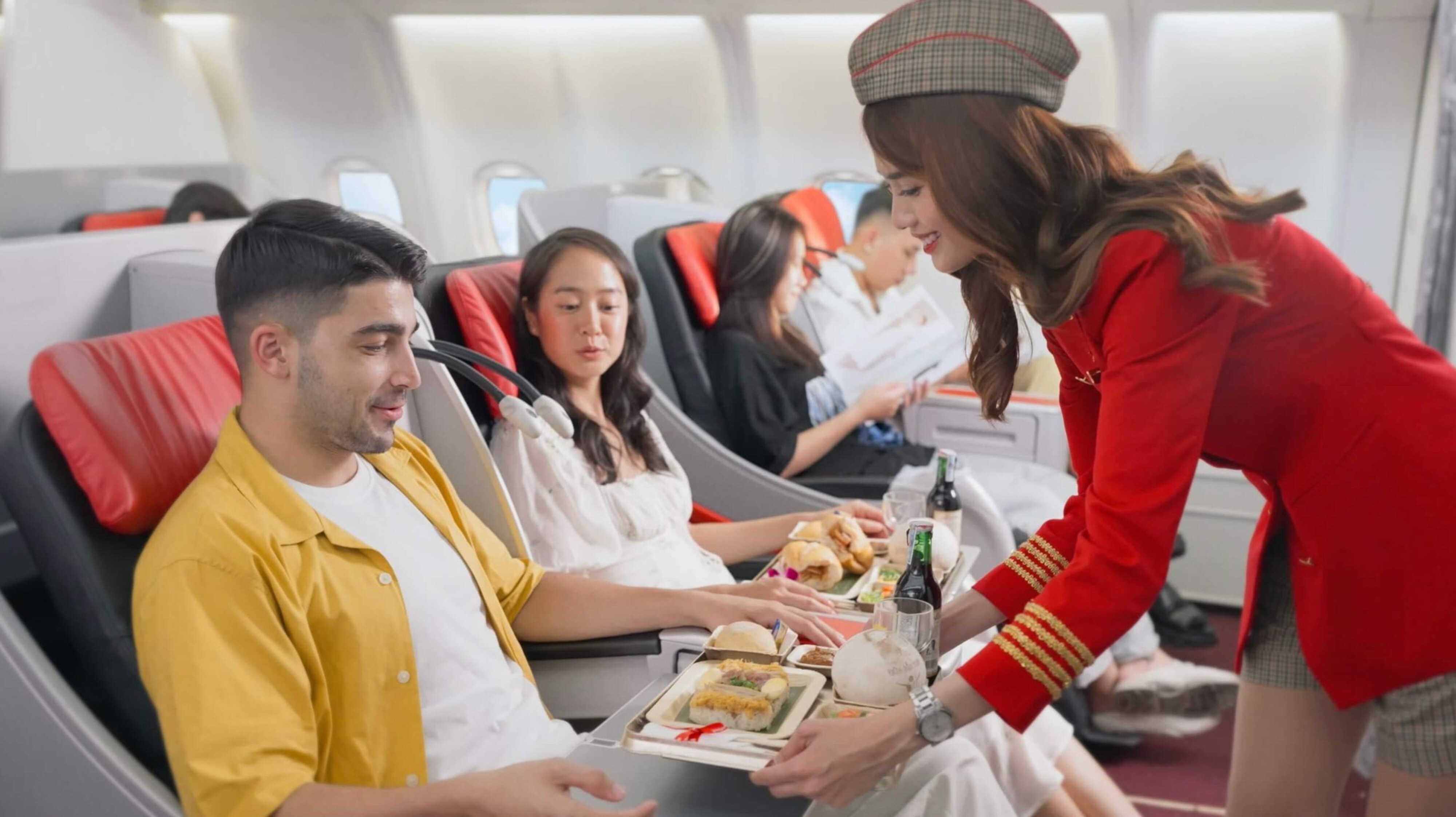 Hành khách hạng SkyBoss/Business của Vietjet luôn được chăm sóc chu đáo từ lúc làm thủ tục cho đến khi lên máy bay Hành khách hạng SkyBoss/Business của Vietjet luôn được chăm sóc chu đáo từ lúc làm thủ tục cho đến khi lên máy bay