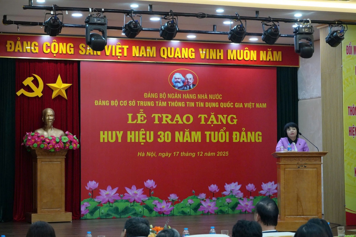 Trao huy hiệu 30 năm tuổi Đảng cho đảng viên Lê Thái Nam Trao huy hiệu 30 năm tuổi Đảng cho đảng viên Lê Thái Nam
