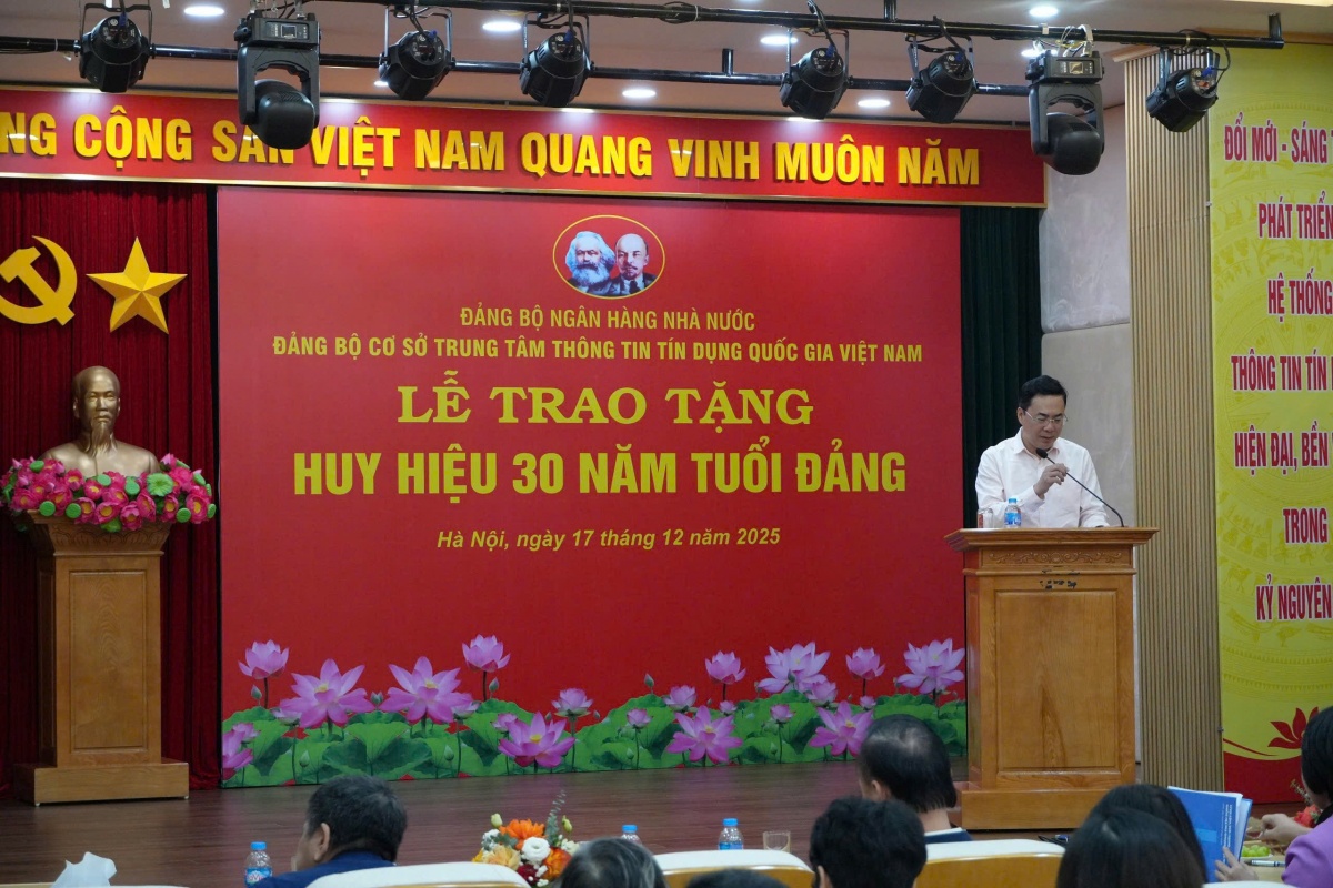 Trao huy hiệu 30 năm tuổi Đảng cho đảng viên Lê Thái Nam Trao huy hiệu 30 năm tuổi Đảng cho đảng viên Lê Thái Nam