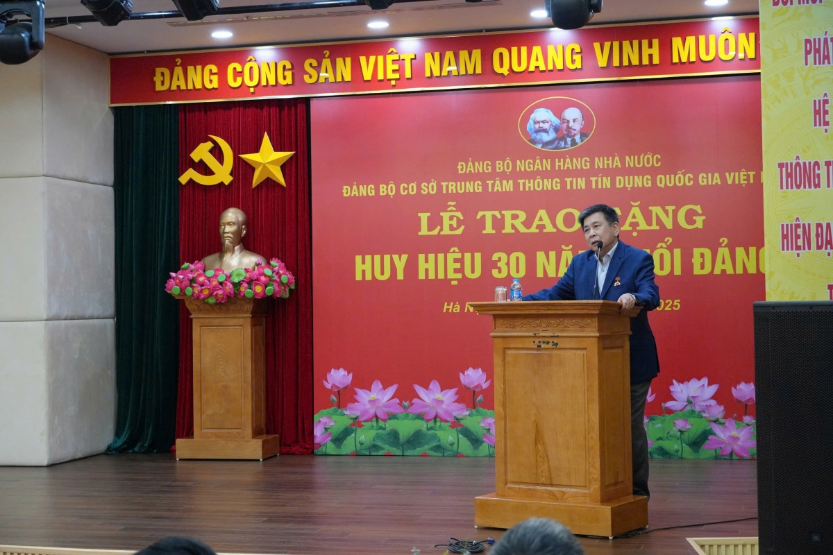 Trao huy hiệu 30 năm tuổi Đảng cho đảng viên Lê Thái Nam Trao huy hiệu 30 năm tuổi Đảng cho đảng viên Lê Thái Nam