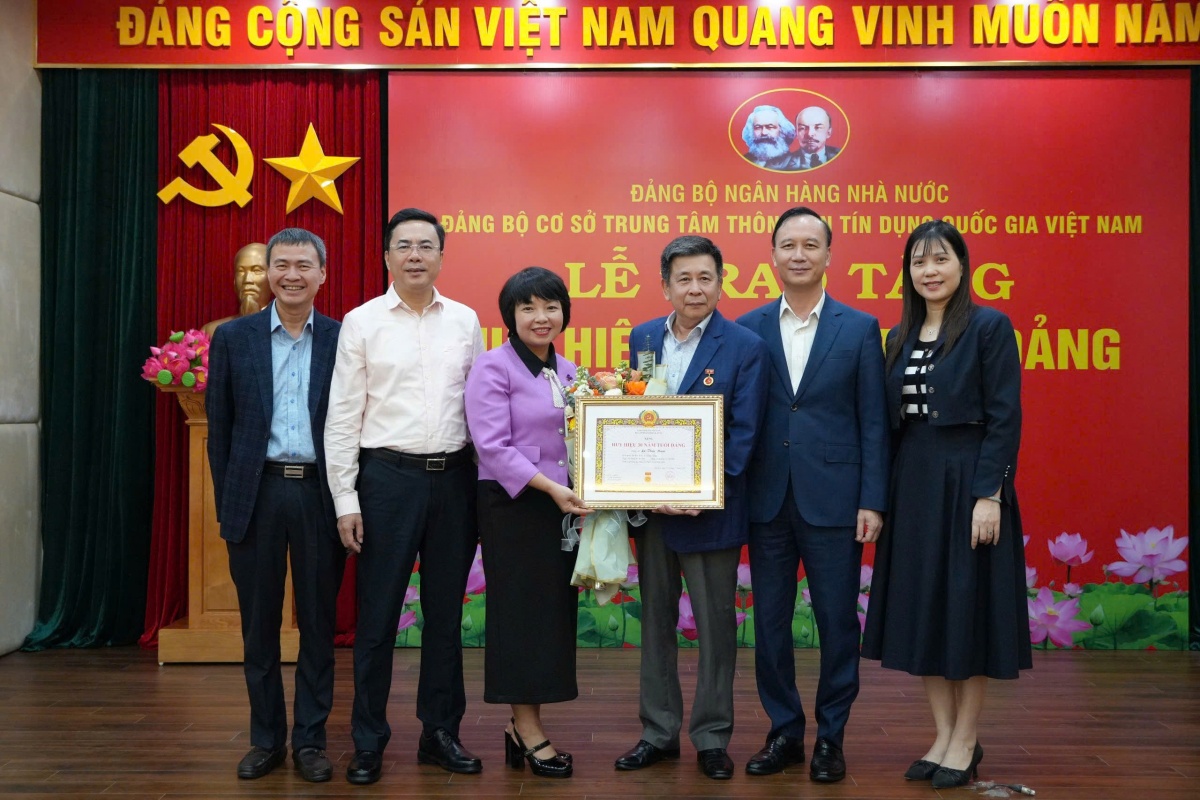 Trao huy hiệu 30 năm tuổi Đảng cho đảng viên Lê Thái Nam Trao huy hiệu 30 năm tuổi Đảng cho đảng viên Lê Thái Nam
