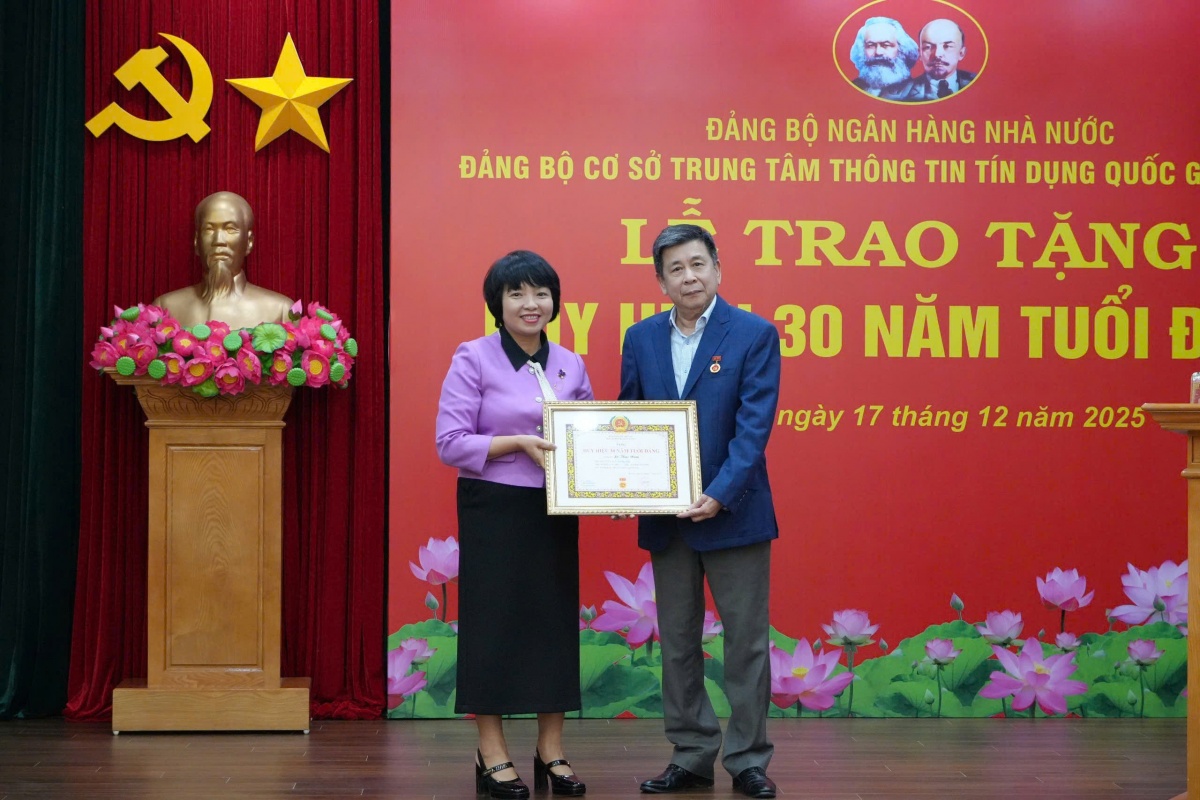Trao huy hiệu 30 năm tuổi Đảng cho đảng viên Lê Thái Nam Trao huy hiệu 30 năm tuổi Đảng cho đảng viên Lê Thái Nam