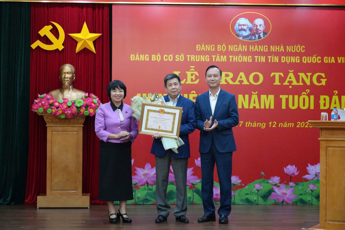 Trao huy hiệu 30 năm tuổi Đảng cho đảng viên Lê Thái Nam Trao huy hiệu 30 năm tuổi Đảng cho đảng viên Lê Thái Nam