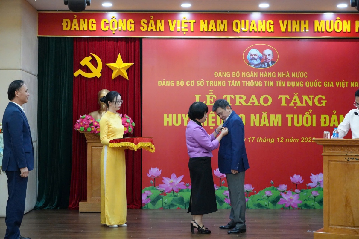 Trao huy hiệu 30 năm tuổi Đảng cho đảng viên Lê Thái Nam Trao huy hiệu 30 năm tuổi Đảng cho đảng viên Lê Thái Nam