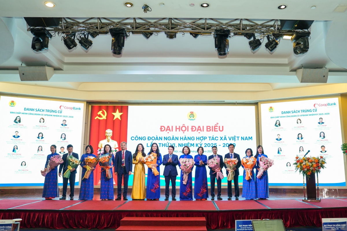 Phó Thống đốc NHNN Việt Nam Phạm Tiến Dũng và Lãnh đạo Co-opBank tặng hoa chúc mừng Ban Chấp hành Công đoàn Co-opBank khóa VI, nhiệm kỳ 2025 - 2030 tại Đại hội Phó Thống đốc NHNN Việt Nam Phạm Tiến Dũng và Lãnh đạo Co-opBank tặng hoa chúc mừng Ban Chấp hành Công đoàn Co-opBank khóa VI, nhiệm kỳ 2025 - 2030 tại Đại hội