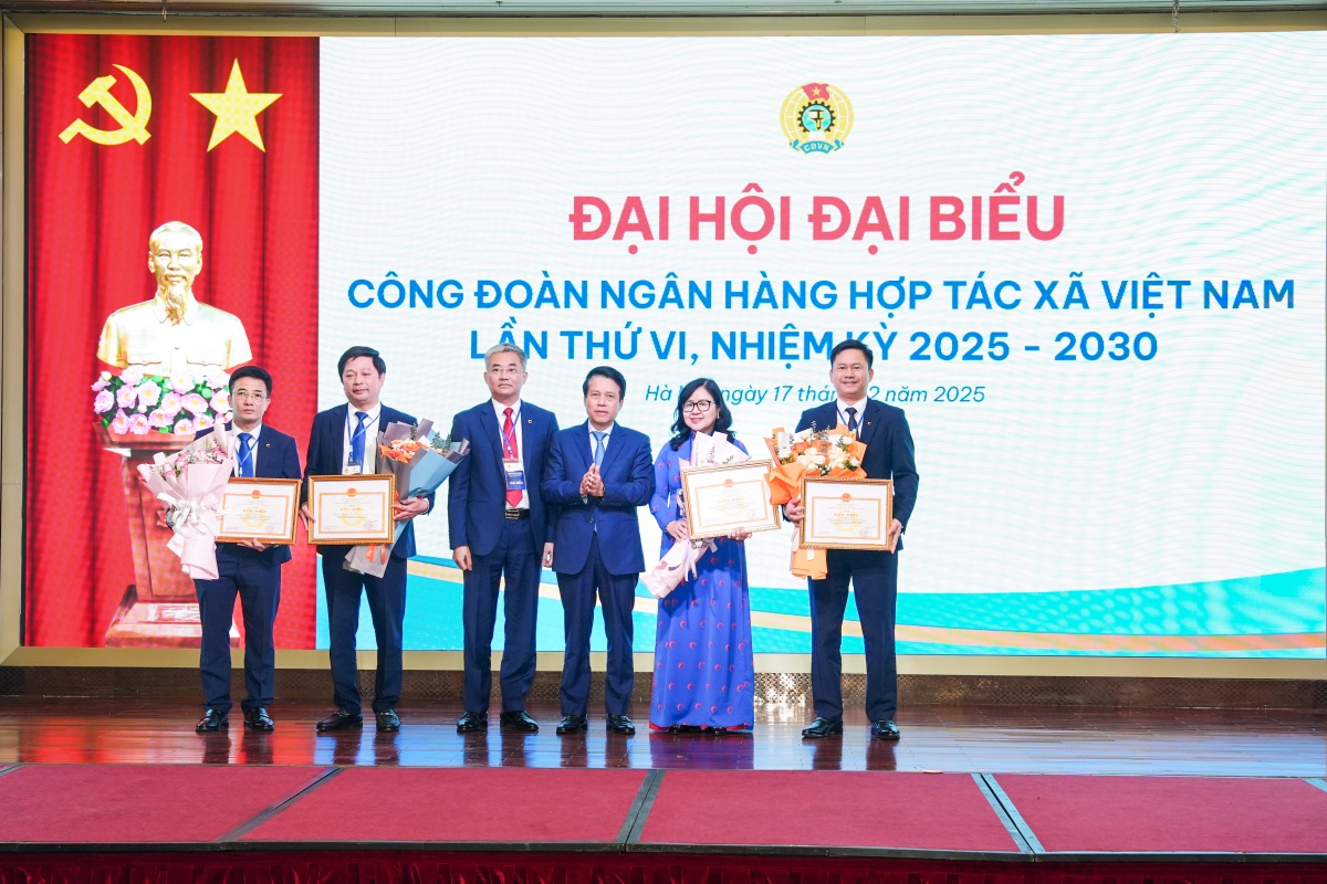 Phó Thống đốc NHNN Việt Nam Phạm Tiến Dũng và đồng chí Nguyễn Quốc Cường - Chủ tịch Hội đồng quản trị Co-opBank trao tặng Bằng khen của Thống đốc NHNN Việt Nam và tặng hoa chúc mừng cho các tập thể đơn vị trong hệ thống Co-opBank Phó Thống đốc NHNN Việt Nam Phạm Tiến Dũng và đồng chí Nguyễn Quốc Cường - Chủ tịch Hội đồng quản trị Co-opBank trao tặng Bằng khen của Thống đốc NHNN Việt Nam và tặng hoa chúc mừng cho các tập thể đơn vị trong hệ thống Co-opBank