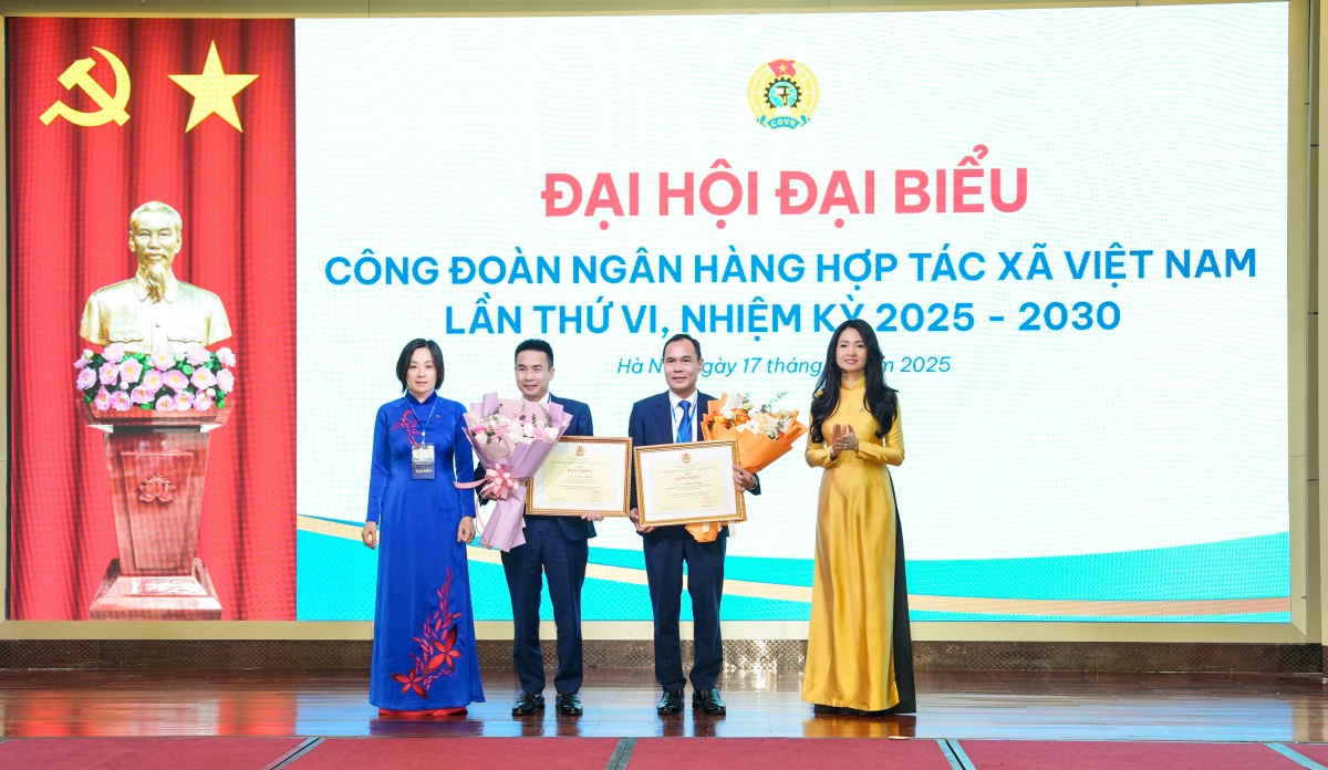 Đồng chí Nguyễn Khánh Chi - Phó Chủ tịch Thường trực Công đoàn Ngân hàng Việt Nam và đồng chí Phạm Thị Hồng Minh - Thành viên Hội đồng quản trị, Tổng giám đốc Co-opBank trao tặng Bằng khen của Tổng Liên đoàn Lao đông Việt Nam và tặng hoa chúc mừng cho các cá nhân trong hệ thống Co-opBank Đồng chí Nguyễn Khánh Chi - Phó Chủ tịch Thường trực Công đoàn Ngân hàng Việt Nam và đồng chí Phạm Thị Hồng Minh - Thành viên Hội đồng quản trị, Tổng giám đốc Co-opBank trao tặng Bằng khen của Tổng Liên đoàn Lao đông Việt Nam và tặng hoa chúc mừng cho các cá nhân trong hệ thống Co-opBank