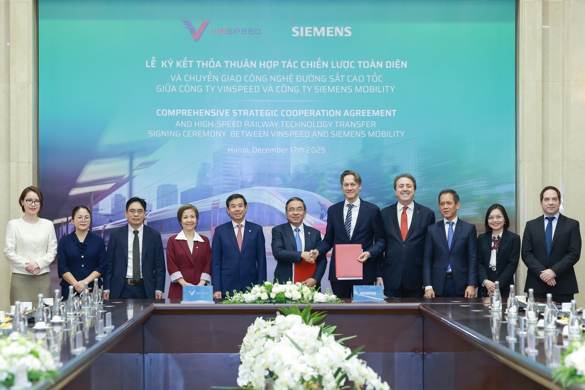 Đại diện lãnh đạo của Siemens Mobility và VinSpeed trao biên bản ghi nhớ hợp tác chiến lược toàn diện và chuyển giao công nghệ đường sắt tốc độ cao.