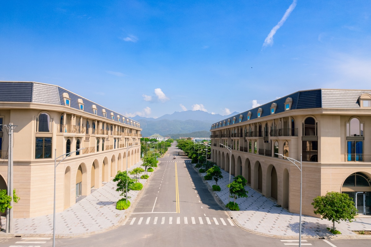 Các dãy shophouse Regal Park View tại Dragon City – Park vẫn gây ấn tượng với vẻ ngoài bền vững. Mỗi căn nhà phố được thiết kế theo phong cách châu Âu tân cổ điển. Các dãy shophouse Regal Park View tại Dragon City – Park vẫn gây ấn tượng với vẻ ngoài bền vững. Mỗi căn nhà phố được thiết kế theo phong cách châu Âu tân cổ điển.