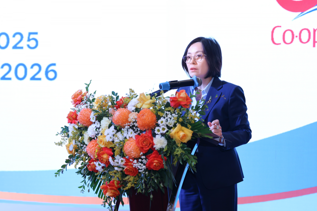 Phát biểu tại Hội nghị, bà Phạm Thị Hồng Minh - Phó Bí thư Đảng ủy, Thành viên Hội đồng quản trị, Tổng giám đốc Co-opBank cho biết: năm 2026, Co-opBank tiếp tục đổi mới, triển khai quyết liệt các chỉ đạo của Ban Lãnh đạo NHNN, tiếp tục thực hiện tốt chức trách nhiệm vụ là ngân hàng của QTDND Phát biểu tại Hội nghị, bà Phạm Thị Hồng Minh - Phó Bí thư Đảng ủy, Thành viên Hội đồng quản trị, Tổng giám đốc Co-opBank cho biết: năm 2026, Co-opBank tiếp tục đổi mới, triển khai quyết liệt các chỉ đạo của Ban Lãnh đạo NHNN, tiếp tục thực hiện tốt chức trách nhiệm vụ là ngân hàng của QTDND