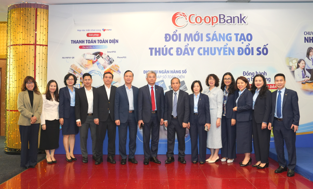 Phó Bí thư Thường trực Đảng ủy, Phó Thống đốc Thường trực NHNN Việt Nam Đoàn Thái Sơn, các đại biểu tham dự chụp ảnh lưu niệm cùng Ban lãnh đạo Co-opBank bên lề Hội nghị Phó Bí thư Thường trực Đảng ủy, Phó Thống đốc Thường trực NHNN Việt Nam Đoàn Thái Sơn, các đại biểu tham dự chụp ảnh lưu niệm cùng Ban lãnh đạo Co-opBank bên lề Hội nghị